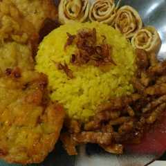 A picture of Nasi kuning magicom sederhana.