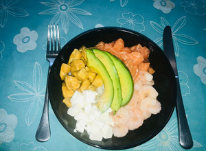 Una foto de Gohan con pollo teriyaki, salmón y camarones (con salsa teriyaki casera)