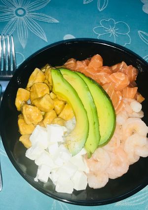 Una foto de Gohan con pollo teriyaki, salmón y camarones (con salsa teriyaki casera)