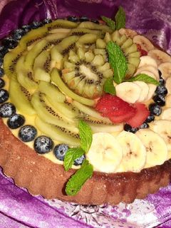 Una foto de Bizcocho con crema y frutas