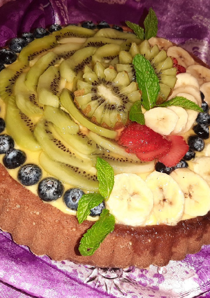 Una foto de Bizcocho con crema y frutas