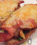 Montado de lomo con pimientos gratinado