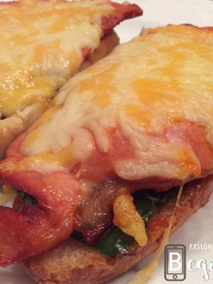 Una foto de Montado de lomo con pimientos gratinado