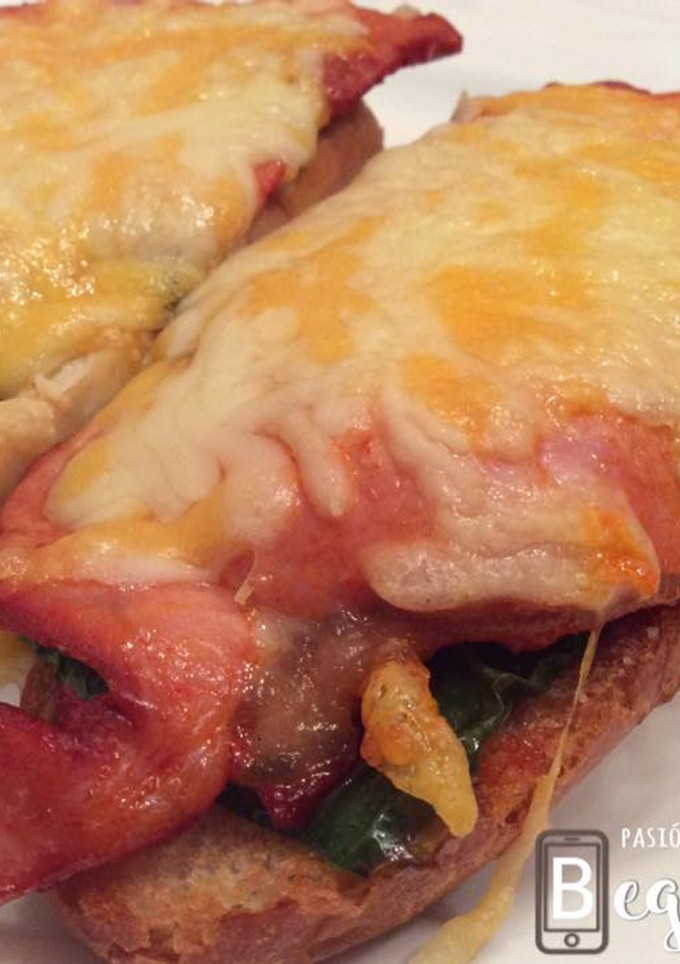 Una foto de Montado de lomo con pimientos gratinado