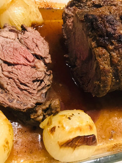 Una foto de Asado especiado con cebollitas caramelizadas