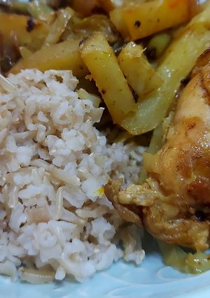 صورة لوصفة رز بني مع دجاج وخضار