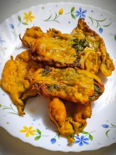 पालक पकौड़े(palak pakoda recipe in hindi) रेसिपी मुख्य फोटो