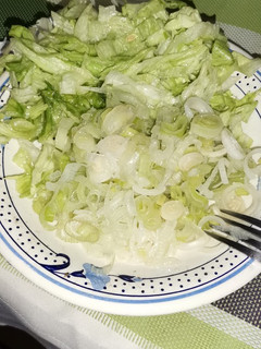 Una foto de Ensalada de Cebolla con lechuga