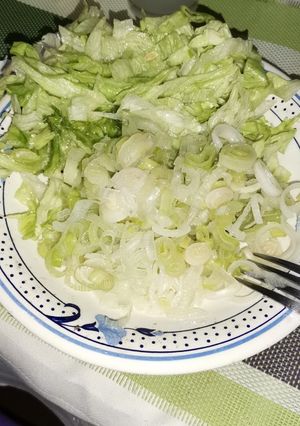Una foto de Ensalada de Cebolla con lechuga