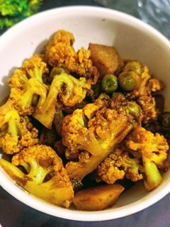 गोभी मटर आलू की सब्जी (gobi matar aloo ki sabzi recipe in Hindi) रेसिपी मुख्य फोटो