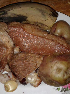Una foto de Chicharrón de cerdo con chicha de maíz (BOLIVIA)