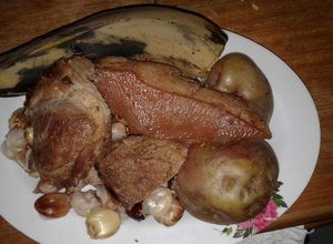 Una foto de Chicharrón de cerdo con chicha de maíz (BOLIVIA)