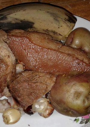 Una foto de Chicharrón de cerdo con chicha de maíz (BOLIVIA)