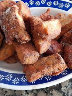 Una foto de Lengua de vaca rebozada y patatas fritas