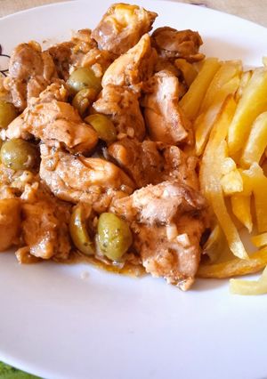 Una foto de Pollo con aceitunas