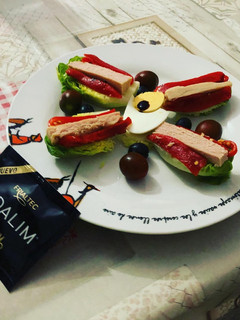 Una foto de Cogollos de Tudela con bonito y pimientos del piquillo y aderezo Vidalim