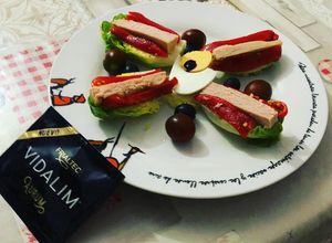 Una foto de Cogollos de Tudela con bonito y pimientos del piquillo y aderezo Vidalim