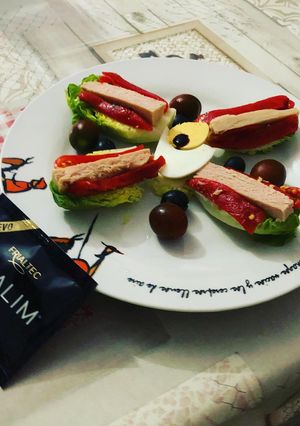 Una foto de Cogollos de Tudela con bonito y pimientos del piquillo y aderezo Vidalim