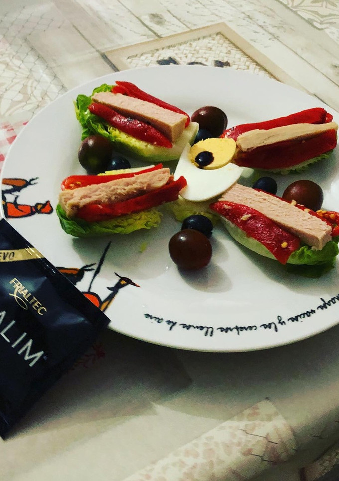 Una foto de Cogollos de Tudela con bonito y pimientos del piquillo y aderezo Vidalim