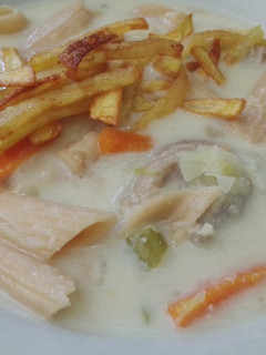 Una foto de Sopa de maní con pollo y fideo