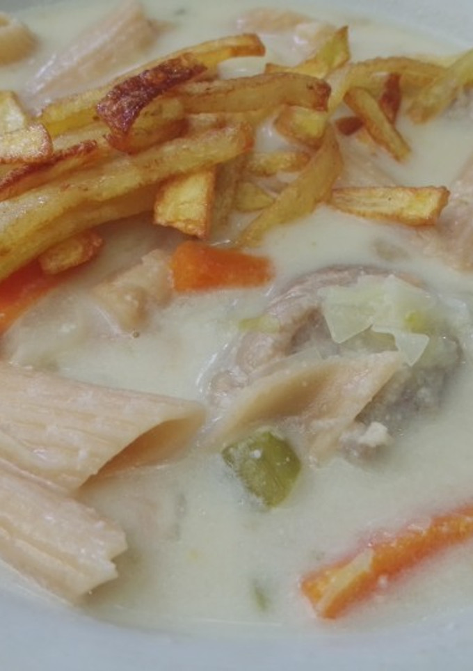 Una foto de Sopa de maní con pollo y fideo
