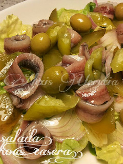 Una foto de Ensalada verde de anchoas caseras
