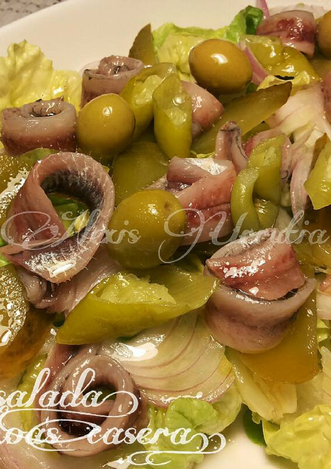 Una foto de Ensalada verde de anchoas caseras