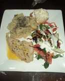Pescado a la mostaza, ensalada de espinacas con jocoque y puré de camote y papa con amaranto
