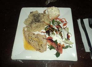 Una foto de Pescado a la mostaza, ensalada de espinacas con jocoque y puré de camote y papa con amaranto