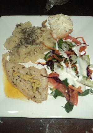 Una foto de Pescado a la mostaza, ensalada de espinacas con jocoque y puré de camote y papa con amaranto