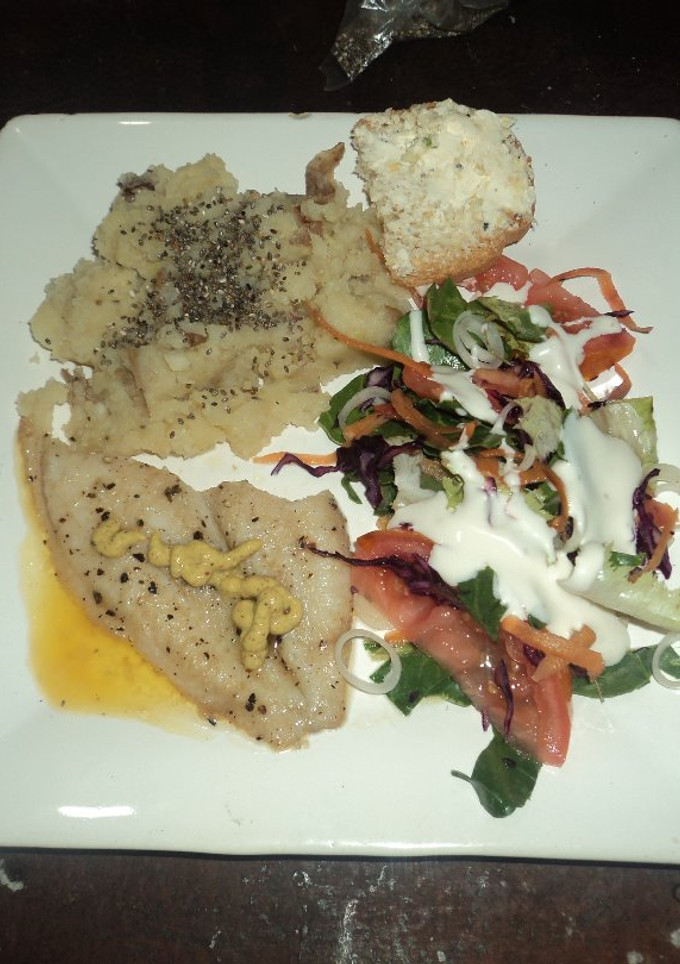 Una foto de Pescado a la mostaza, ensalada de espinacas con jocoque y puré de camote y papa con amaranto
