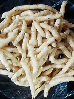 નમકીન ગાંઠીયા(namkeen ganthiya recipe in Gujarati) રેસીપી મુખ્ય ફોટો