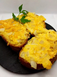 Una foto de Pincho o tapa de huevo y cebolla