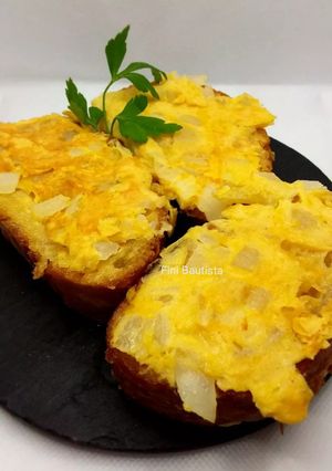 Una foto de Pincho o tapa de huevo y cebolla