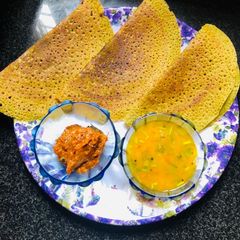 A picture of Mudakathan keerai jowar dosa.