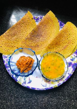 A picture of Mudakathan keerai jowar dosa.