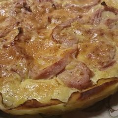 A picture of Ham and cheese pie with a potato crust.