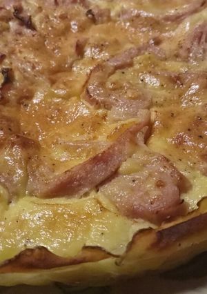 A picture of Ham and cheese pie with a potato crust.