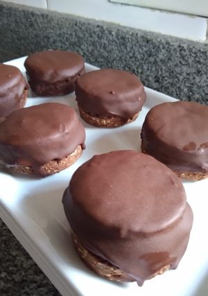 Una foto de Alfajores de avena y chocolate