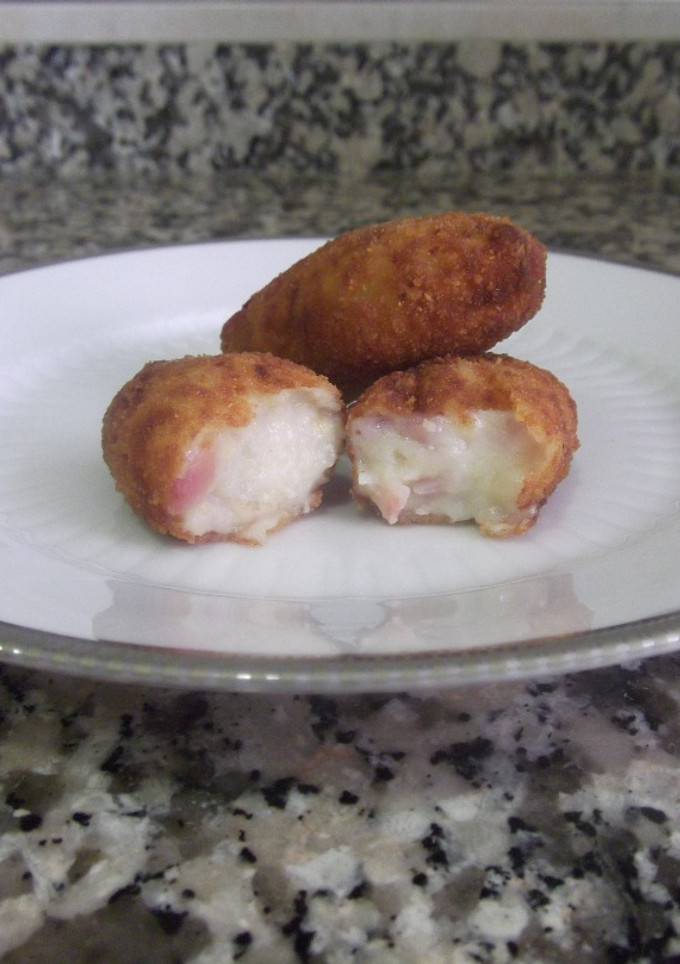 Una foto de Croquetas de lomo adobado y plátano