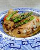 Contramuslos de pollo con espárragos
