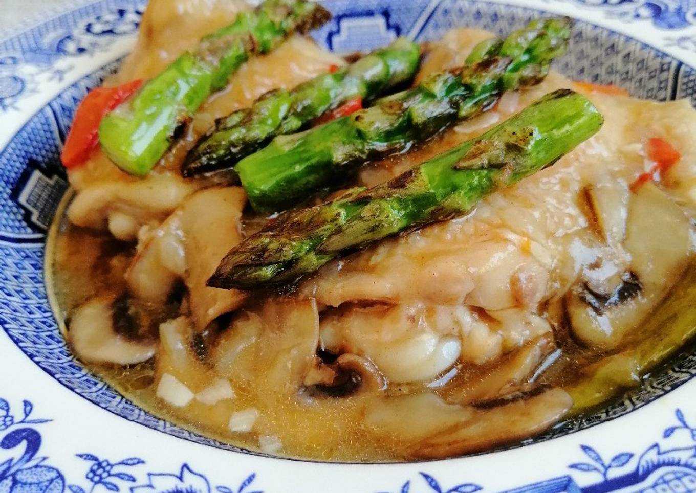 Contramuslos de pollo con espárragos