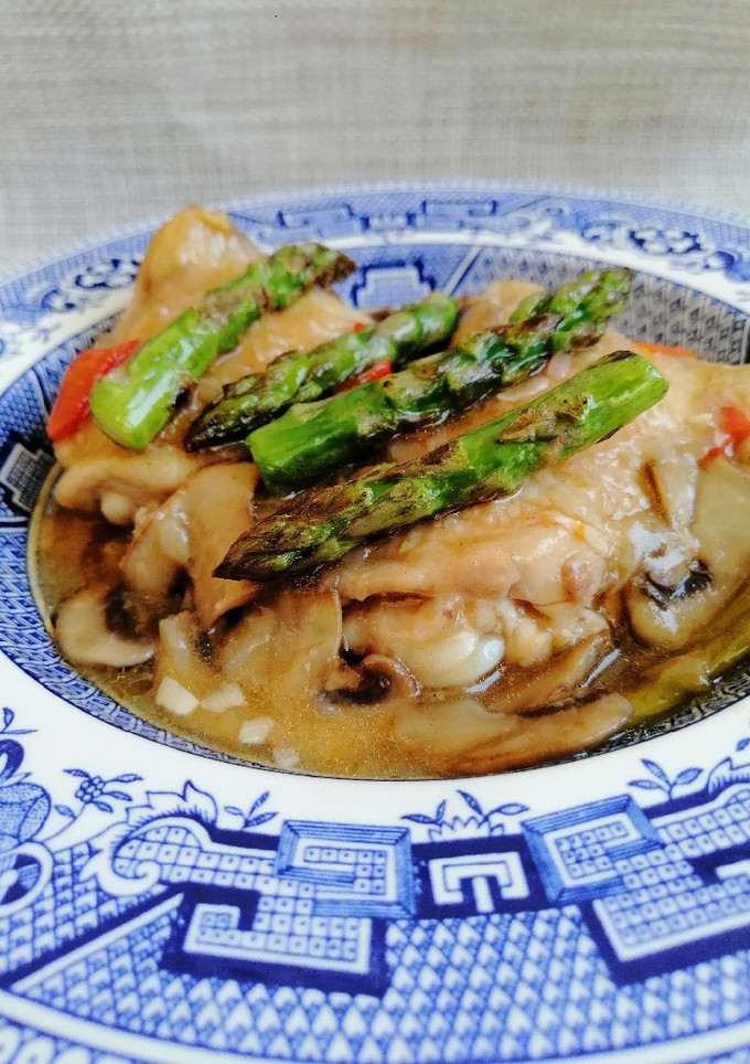 Una foto de Contramuslos de pollo con espárragos