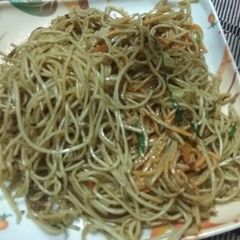A picture of Veg hakka noodles.