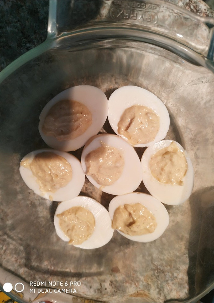 Una foto de Huevos rellenos de salmón ahumado