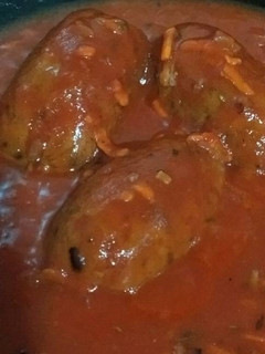Una foto de Chorizos veganos en salsa