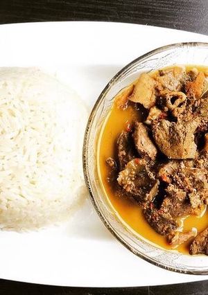 A picture of Goat offals pepper soup and white rice.