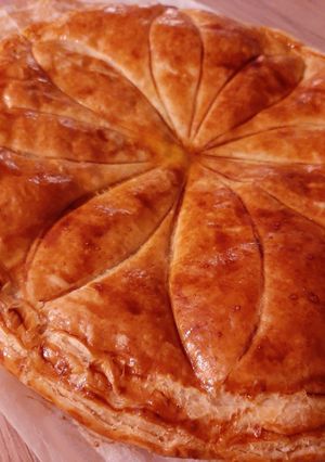 Une photo de Galette des rois frangipane/ petites de chocolat 👑