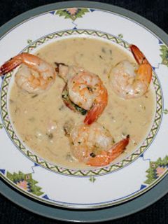 Una foto de Crema de almejas con camarones al ajillo