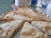 Una foto de tarta de atun con queso fresco